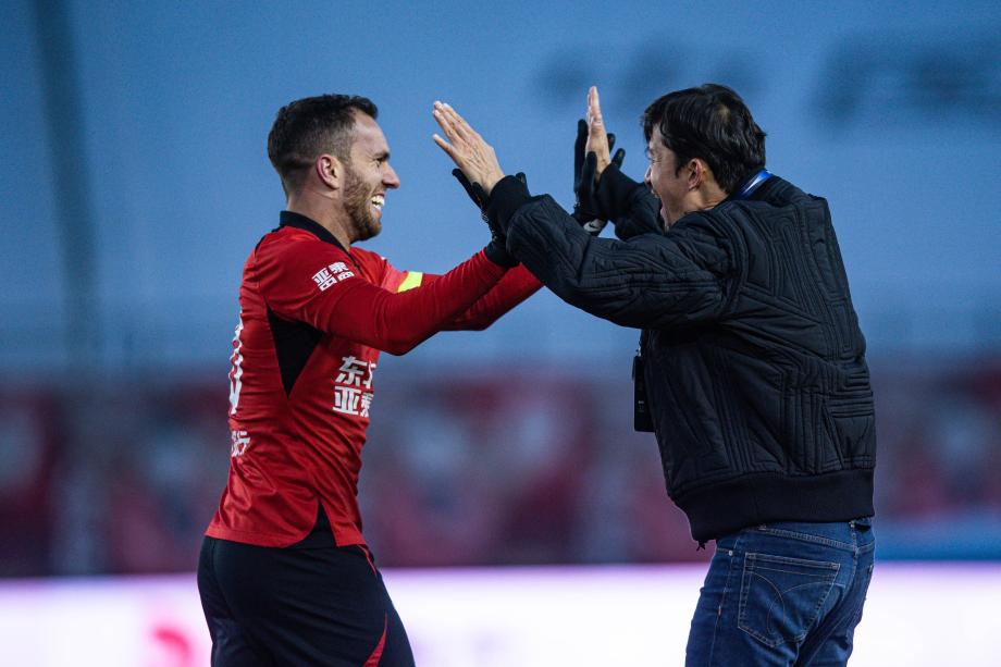 中超-贝里奇梅开二度 亚泰4-0西海岸赢下保级关键战