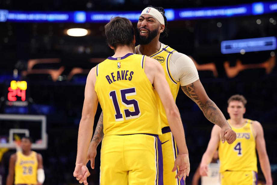 詹姆斯父子同台创历史 湖人力擒森林狼开门红