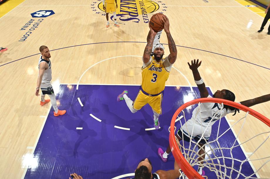 詹姆斯父子同台创历史 湖人力擒森林狼开门红