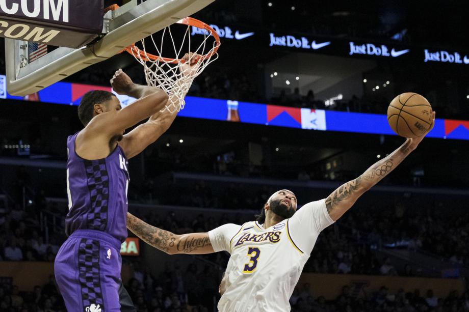 詹姆斯赛季首砍三双 湖人擒国王开季三连胜