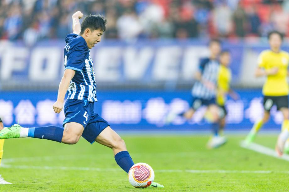 比乌奎尔双响 武汉三镇1-3青岛西海岸三连败收官