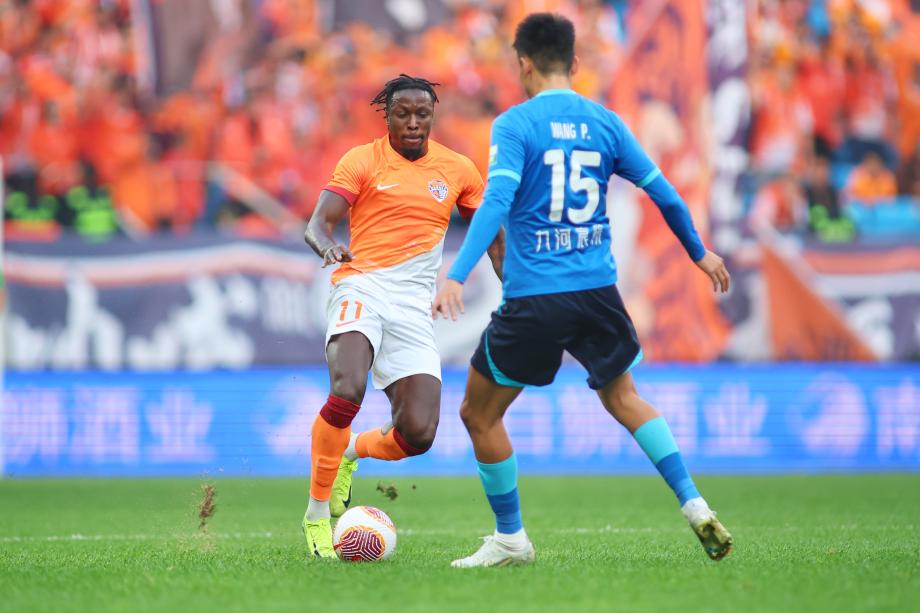 王鹏送点萨里奇点射 海牛1-0沧州雄狮携手保级