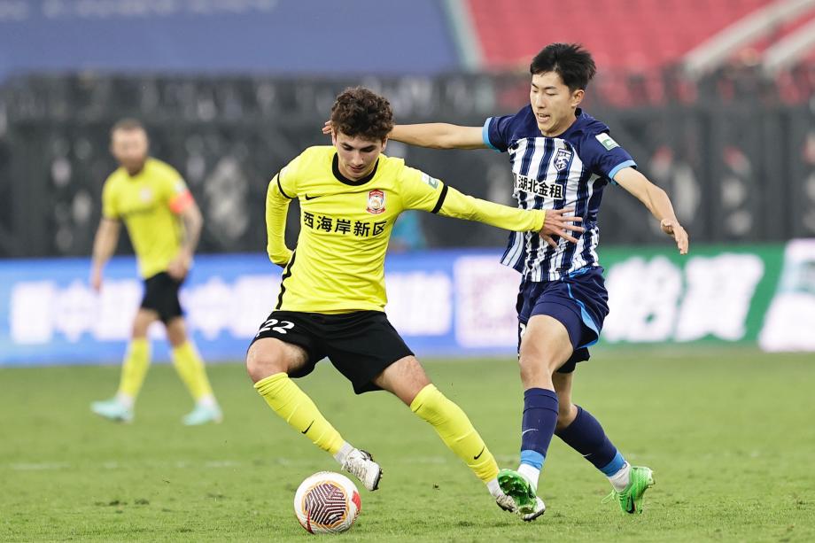 比乌奎尔双响 武汉三镇1-3青岛西海岸三连败收官