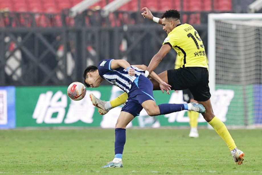 比乌奎尔双响 武汉三镇1-3青岛西海岸三连败收官
