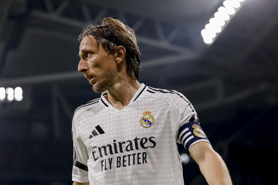 皇马输给米兰 维尼修斯无奈安切洛蒂面无表情