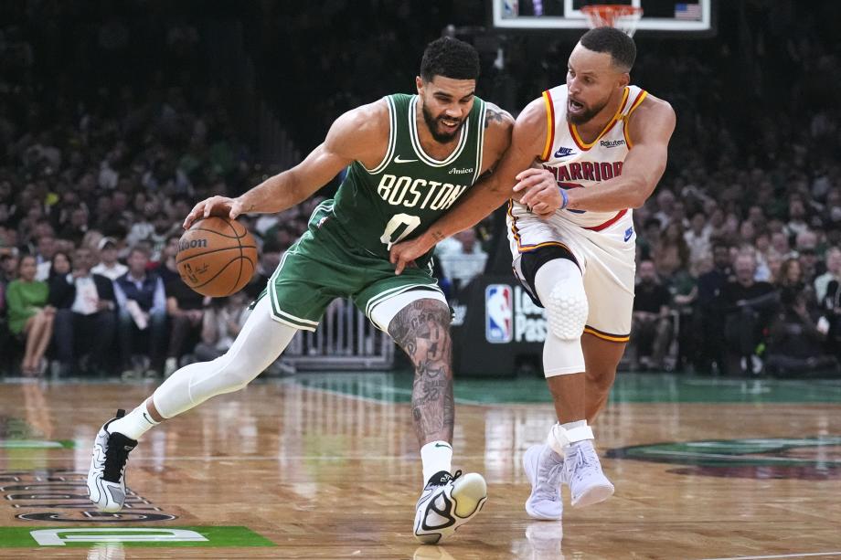 库里总分里程碑塔图姆32分 勇士擒绿军豪取五连胜