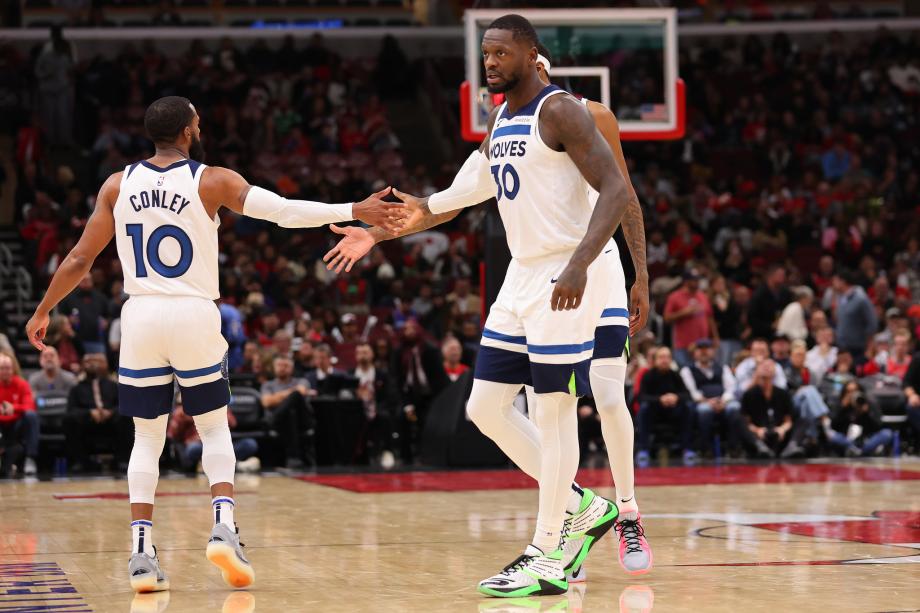 爱德华兹33分兰德尔22+10 森林狼逆转公牛