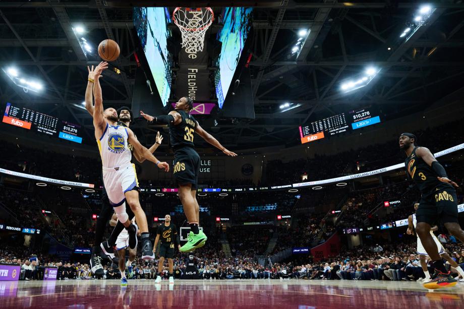 库里12分加兰27分 骑士大胜勇士豪取10连胜