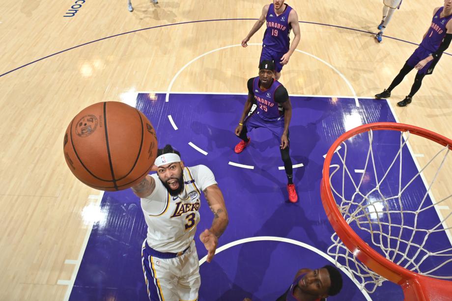 詹姆斯三双浓眉伤退 湖人擒猛龙喜获两连胜