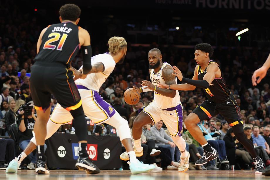 杜兰特复出23分詹姆斯准三双 太阳大胜湖人