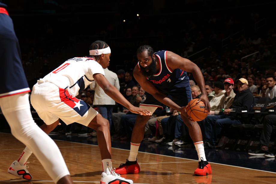 哈登三节轰43分祖巴茨18+16 快船送奇才13连败