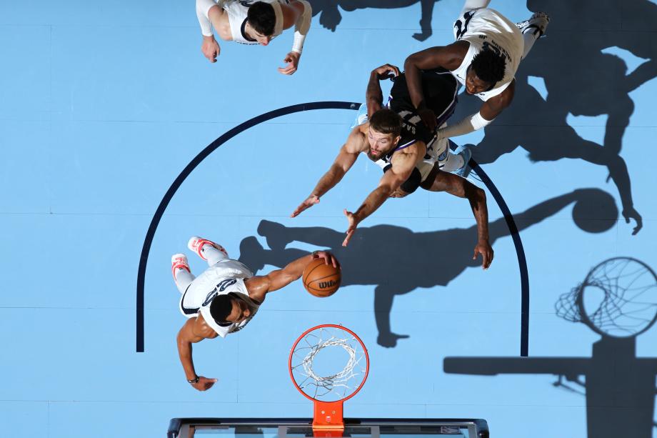 灰熊115-110险胜国王8战7胜 萨城三巨头61分