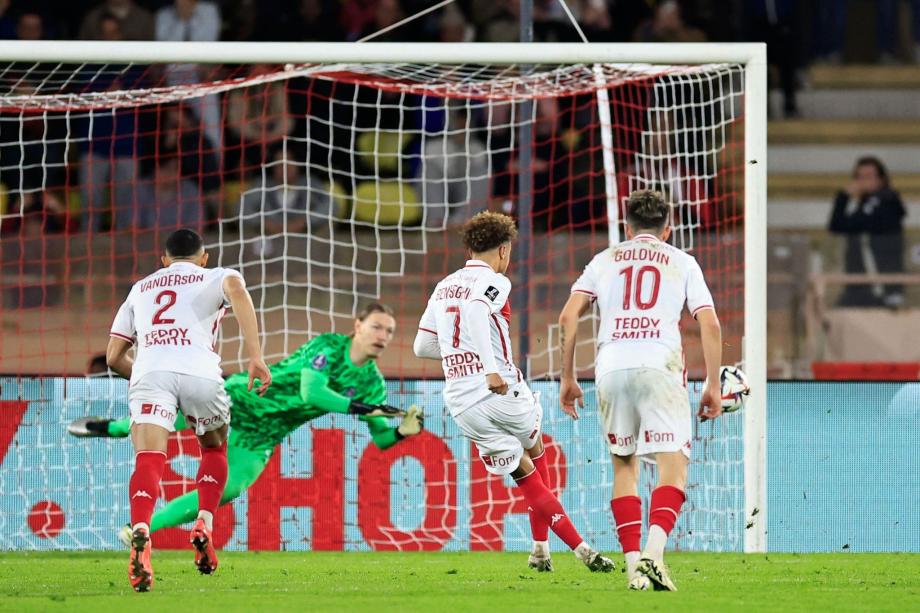 法甲-多纳鲁马遭鞋钉踹脸伤退 巴黎4-2摩纳哥