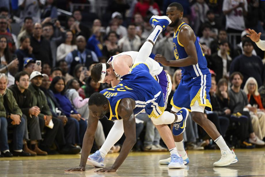 詹姆斯31+10库里38分里夫斯绝杀 湖人险胜勇士