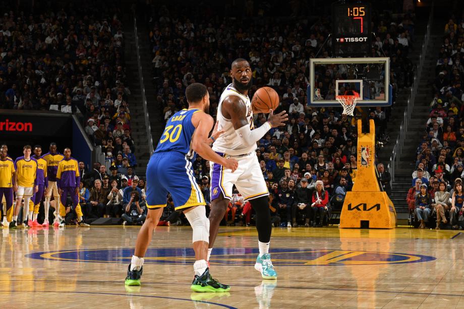 詹姆斯31+10库里38分里夫斯绝杀 湖人险胜勇士