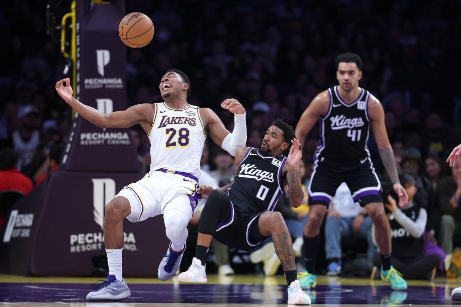 浓眉36+15+8小萨6犯离场 湖人赛季横扫国王