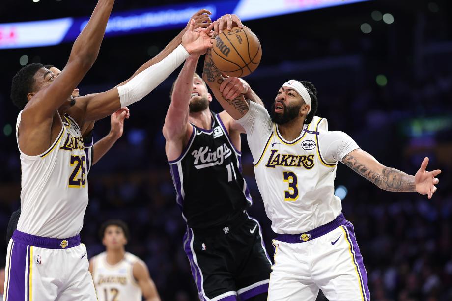 浓眉36+15+8小萨6犯离场 湖人赛季横扫国王