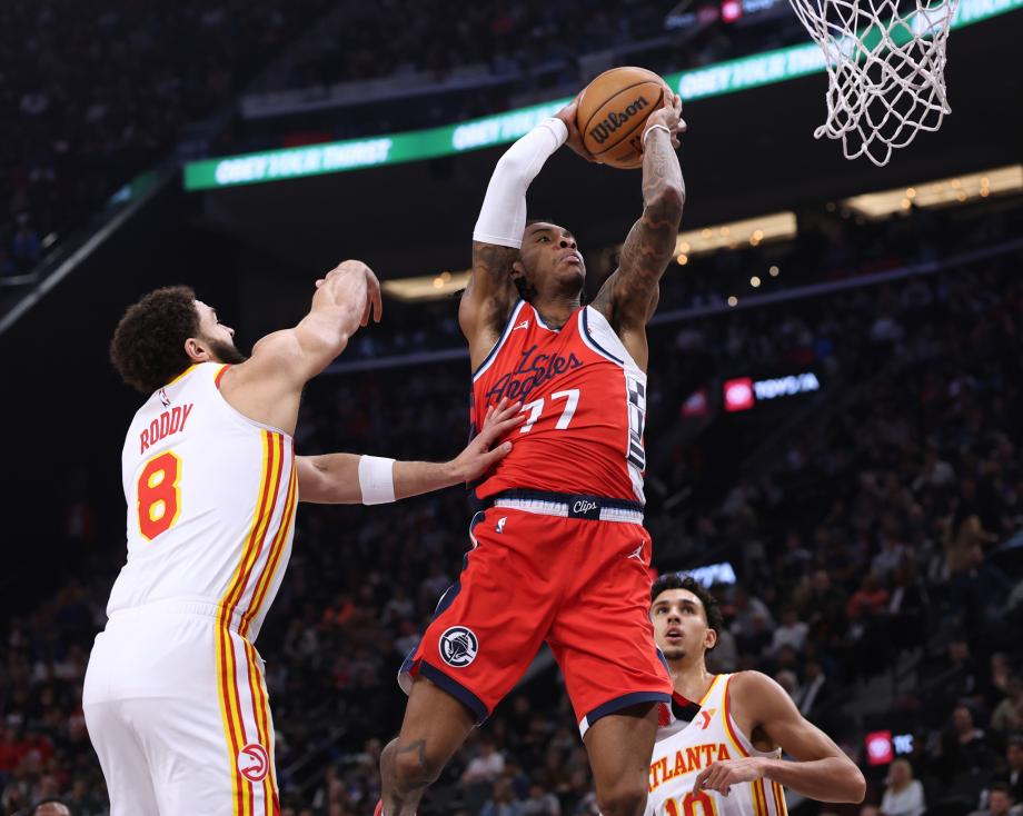 伦纳德赛季首秀贡献12分 快船主场大胜老鹰