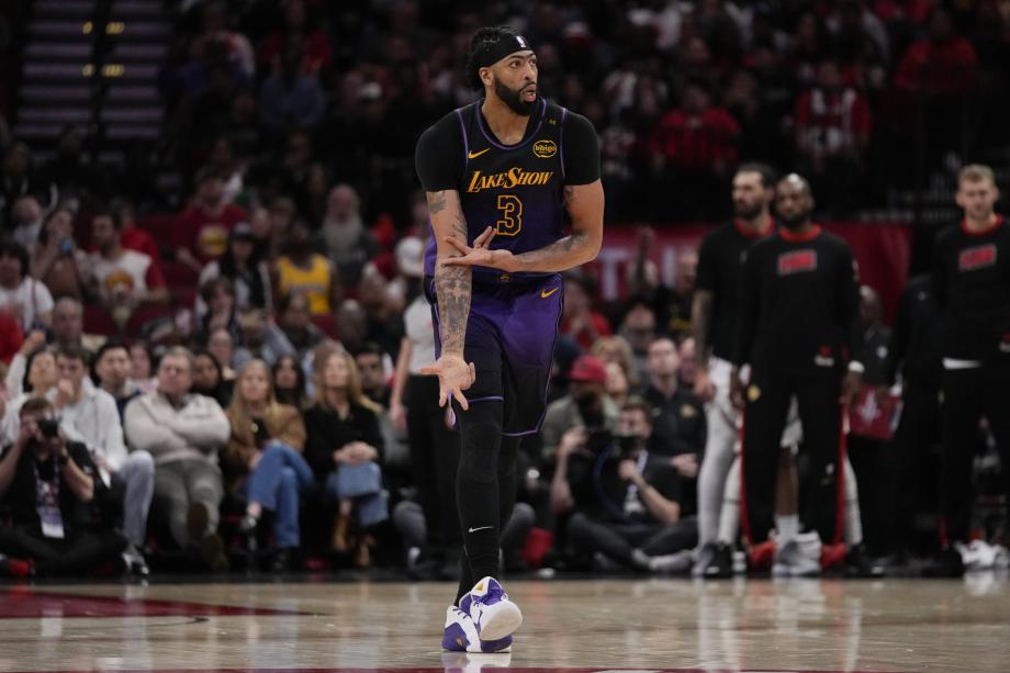 詹姆斯准三双浓眉30+13 湖人客场不敌火箭