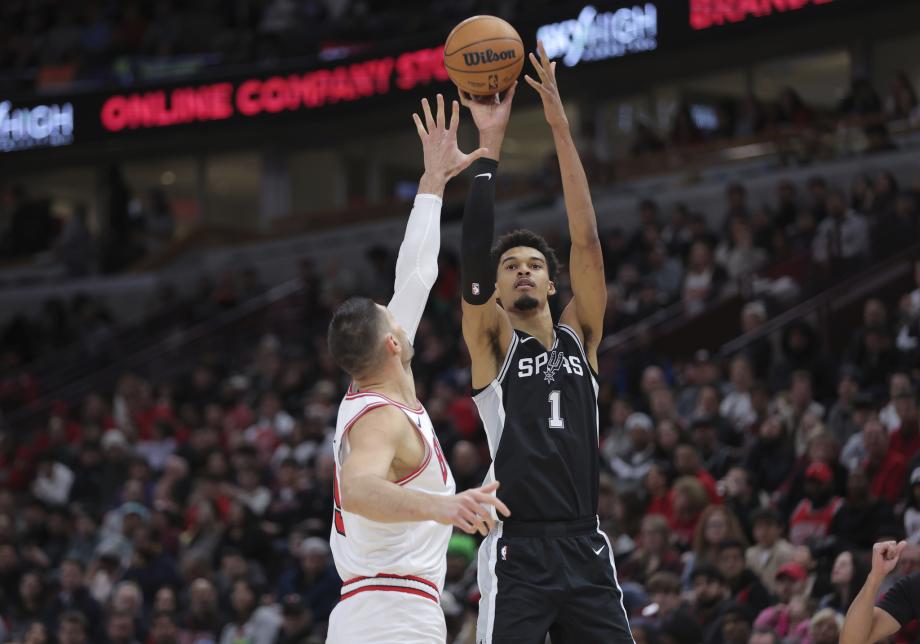 拉文35+10+8文班遭遇怀特制胜隔扣 公牛逆转马刺