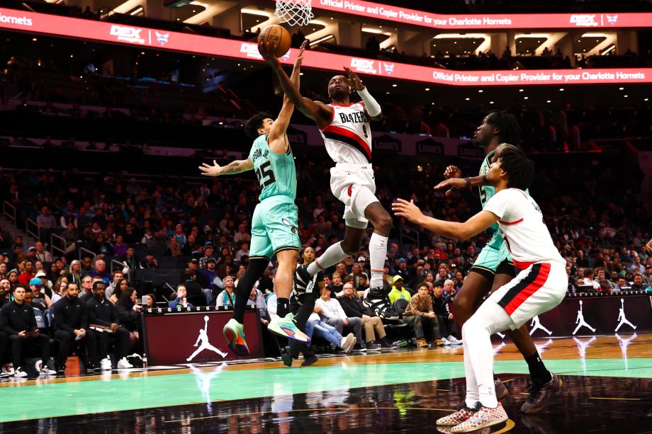 西蒙斯27+5史密斯17+6 开拓者力克黄蜂取4连胜