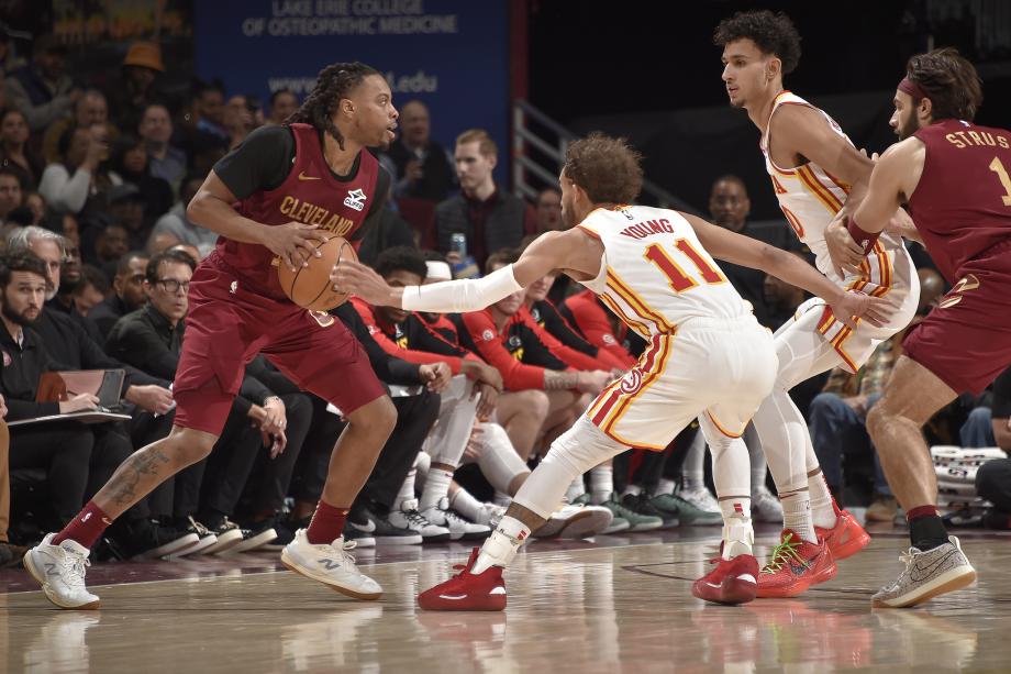 米切尔24+6特雷杨两双 加兰26+7骑士大胜老鹰