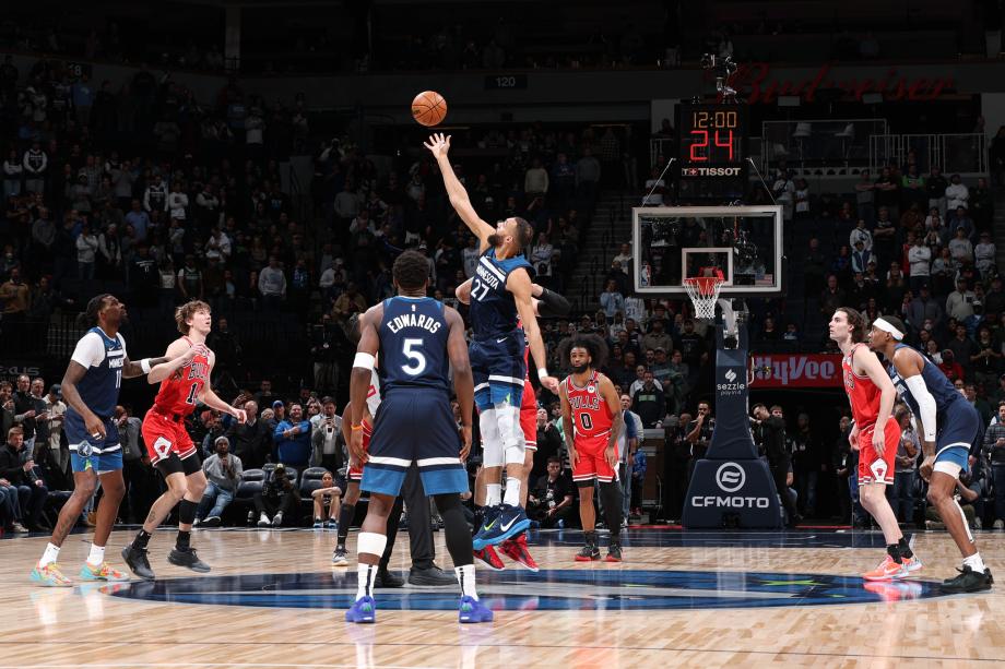 爱德华兹爆砍49分怀特20分 森林狼胜公牛