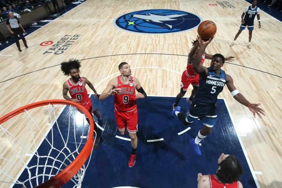 爱德华兹爆砍49分怀特20分 森林狼胜公牛