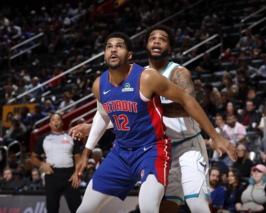 坎宁安三双布里奇斯30分 活塞击退黄蜂