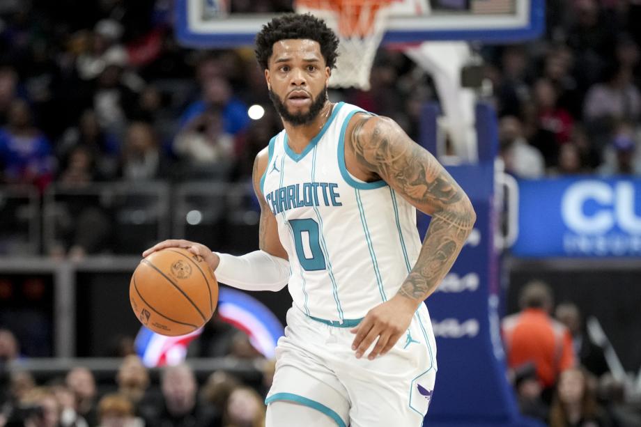 坎宁安三双布里奇斯30分 活塞击退黄蜂