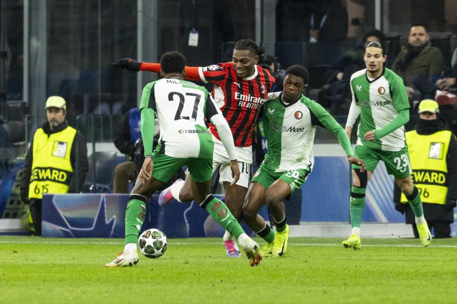 欧冠-特奥假摔红牌 10人米兰1-2费耶诺德遭淘汰