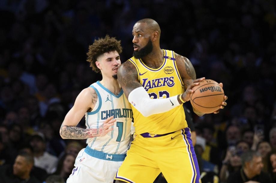 詹姆斯空砍26+7+11错失绝平三分 湖人惜败黄蜂