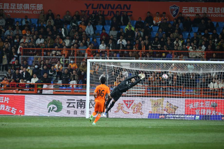 客场两球完胜云南玉昆 北京国安收获开门红