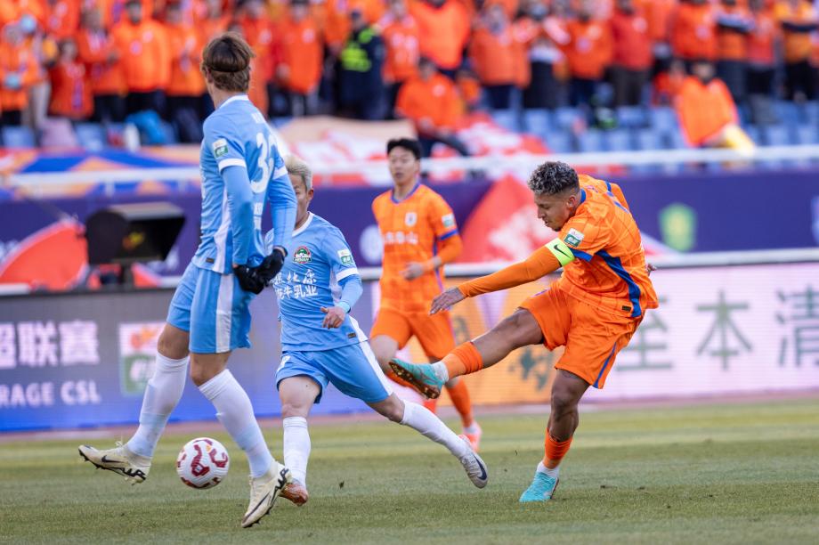 王大雷出击失误被红牌罚下 十人泰山0-0河南