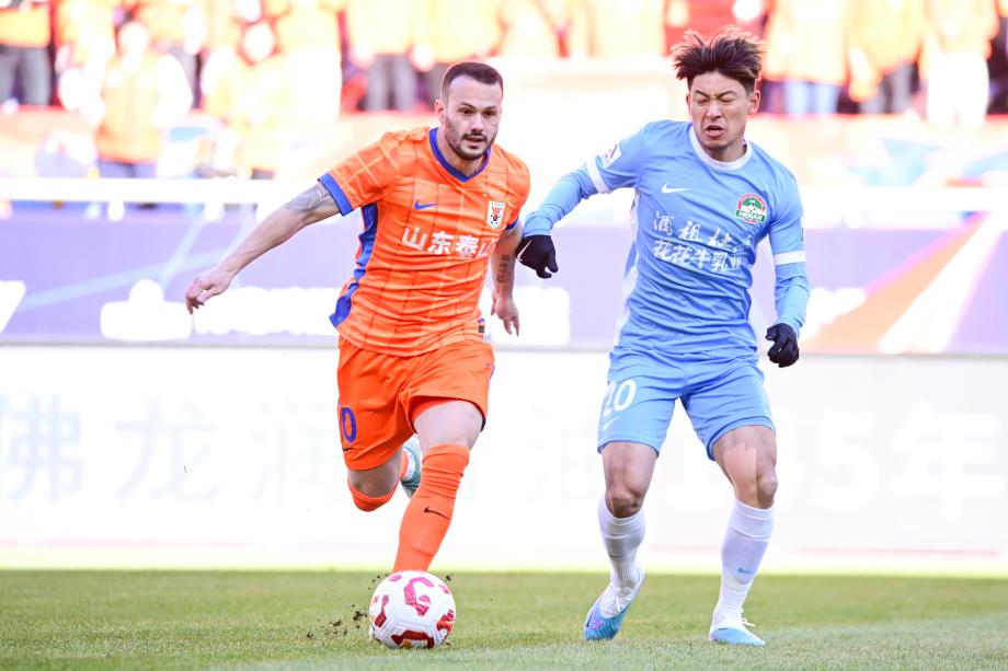 王大雷出击失误被红牌罚下 十人泰山0-0河南