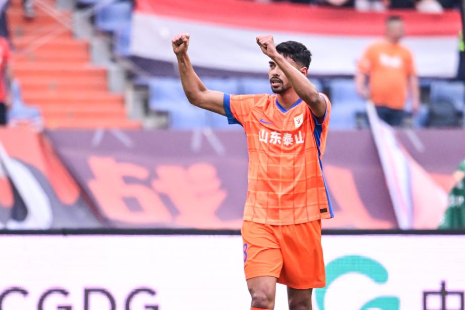 克雷桑1射2传马德鲁加建功 泰山4-1十人英博