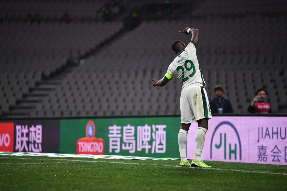 法比奥造乌龙路易斯点射 国安2-2绝平申花