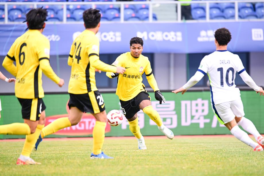[图]段刘愚破门阿皆兹闪击 青岛西海岸2-0武汉三镇体育集锦