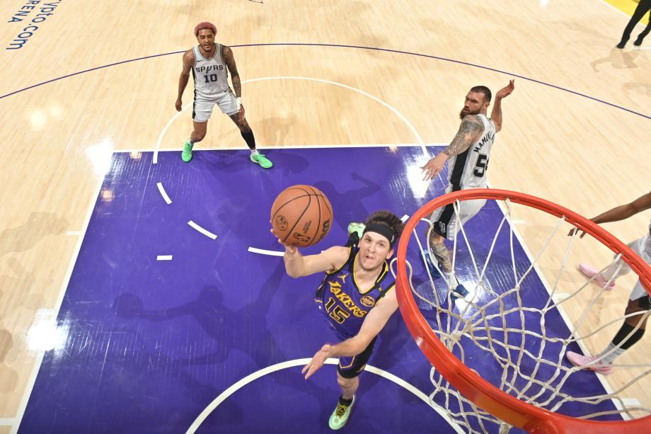 东契奇21+9+14里夫斯30分 湖人轻取马刺两连胜