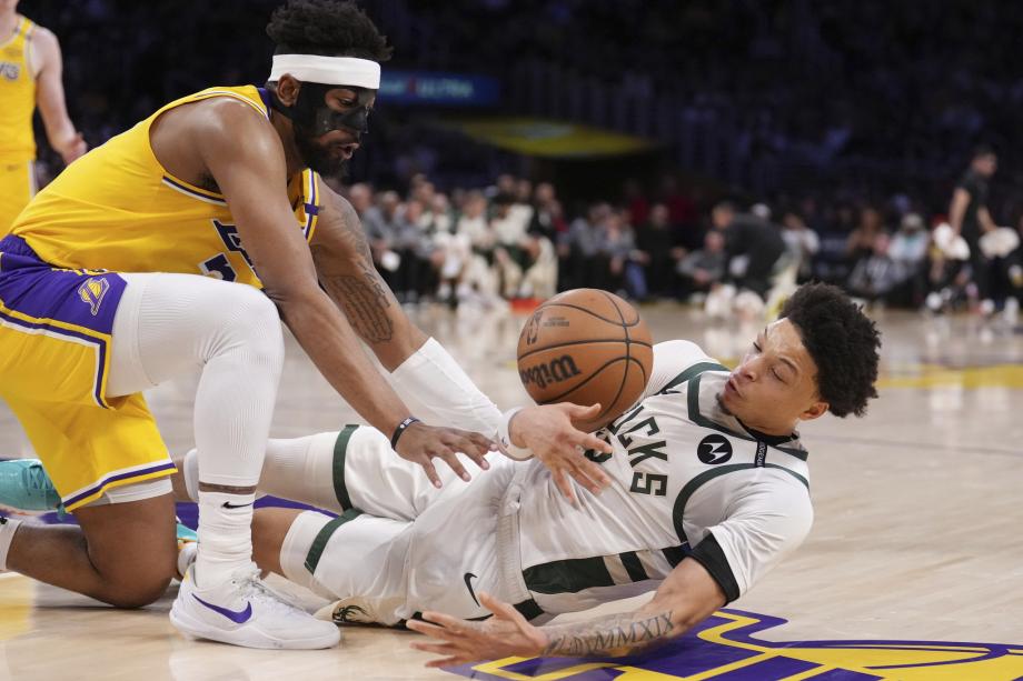 字母哥28+7布朗尼17+5 雄鹿客场大胜湖人