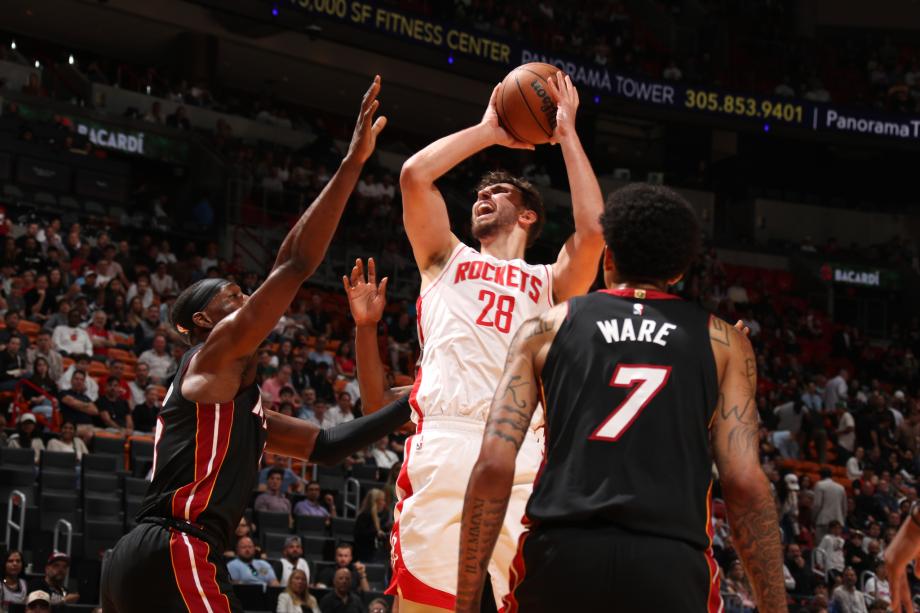 范弗里特37分维金斯30分 火箭险胜热火取九连胜