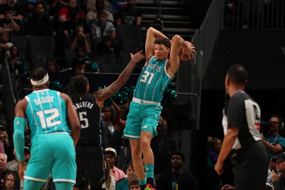 NBA常规赛：魔术111-104黄蜂 班凯罗32分