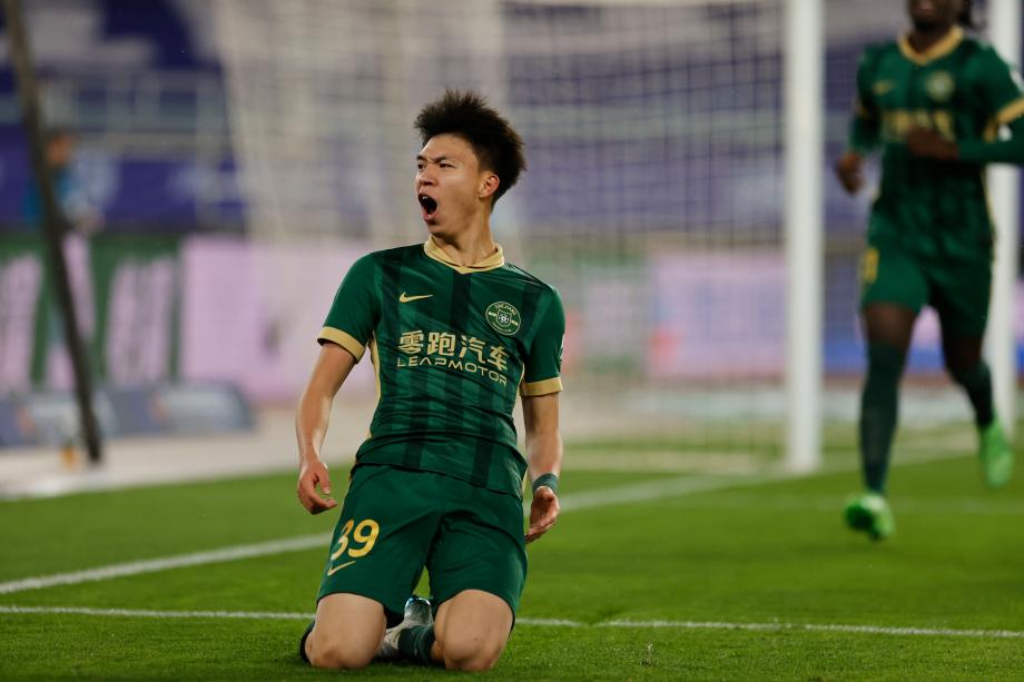 王钰栋造乌龙+处子球布彭扎双响 浙江4-0三镇