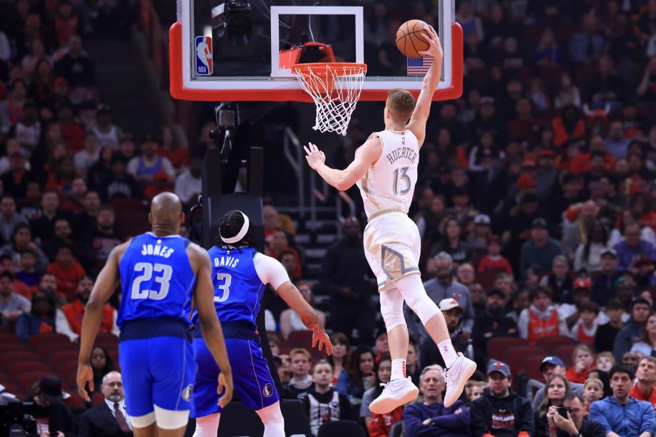 克莱20分浓眉18+7 独行侠7人上双终结公牛4连胜