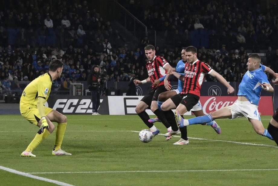 那不勒斯2-1AC米兰 希门尼斯失点约维奇破门