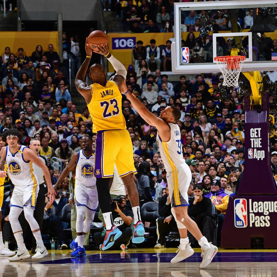 库里37+6詹姆斯33+5+9 勇士拒绝横扫力克湖人