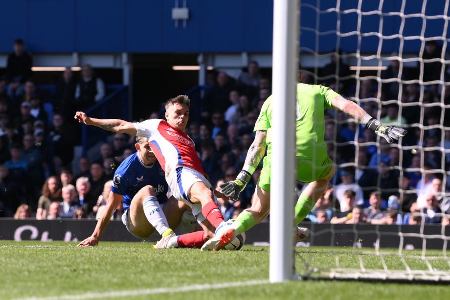 英超-特罗萨德破门 阿森纳1-1埃弗顿距榜首11分