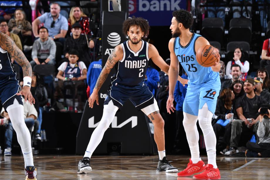 莱昂纳德哈登祖巴茨合砍83分 快船大胜独行侠