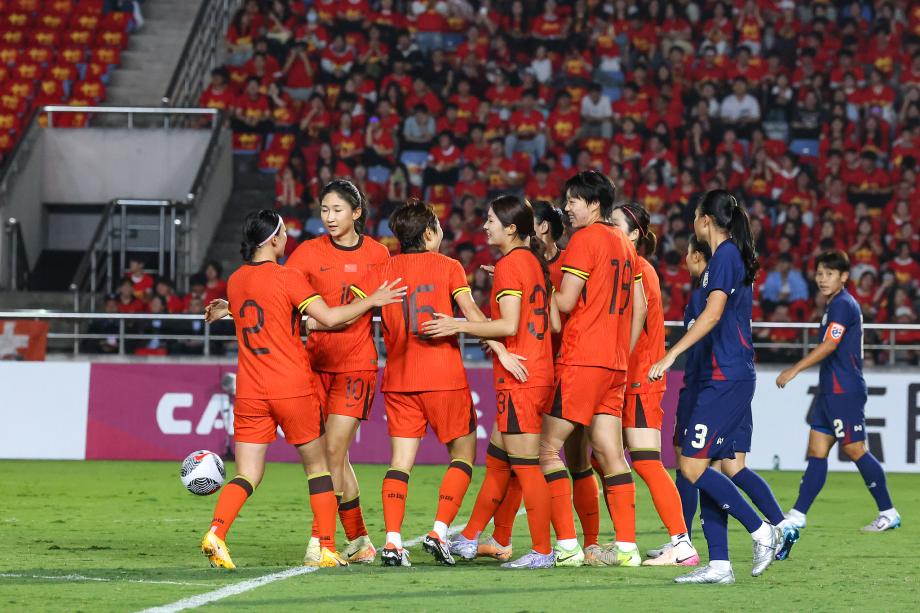 [图]邵子钦帽子戏法 永川女足邀请赛中国女足夺冠大摆锤 裸舞