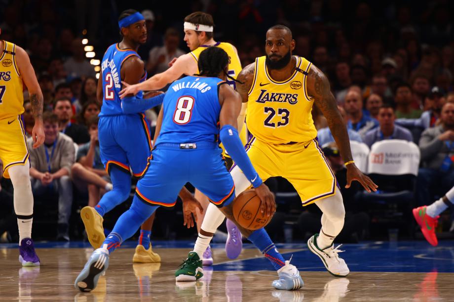 亚历山大42分詹姆斯28分 湖人末节崩盘不敌雷霆